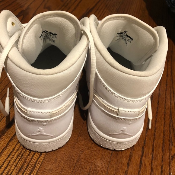 Air Jordan white sneaker size 9.5 - Picture 3 of 4